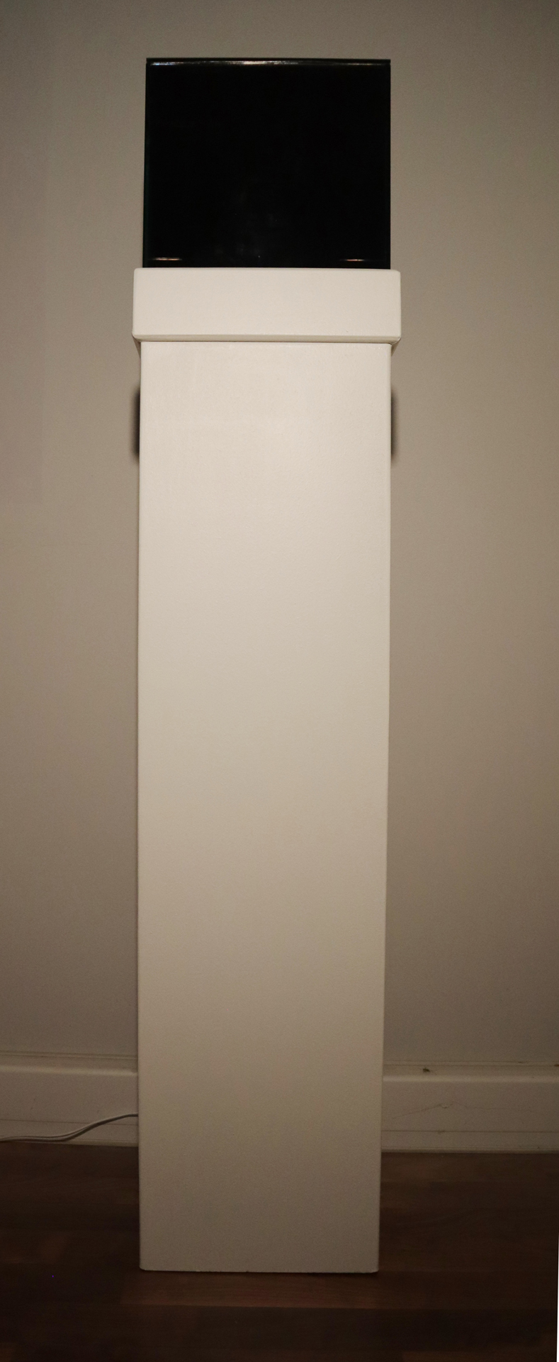 01 Lichtbox mit Wabenobjekt unbeleuchtet, 2021, Spiegelglas verklebt, Ofenglas, 151 x 32 x 32