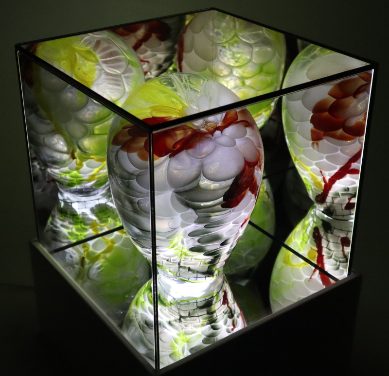 01b Lichtbox mit Wabenobjekt Seitenansicht, 2021, Glas und Holz, Spiegelglas verklebt, Ofenglas, 151 x 32 x 32cm