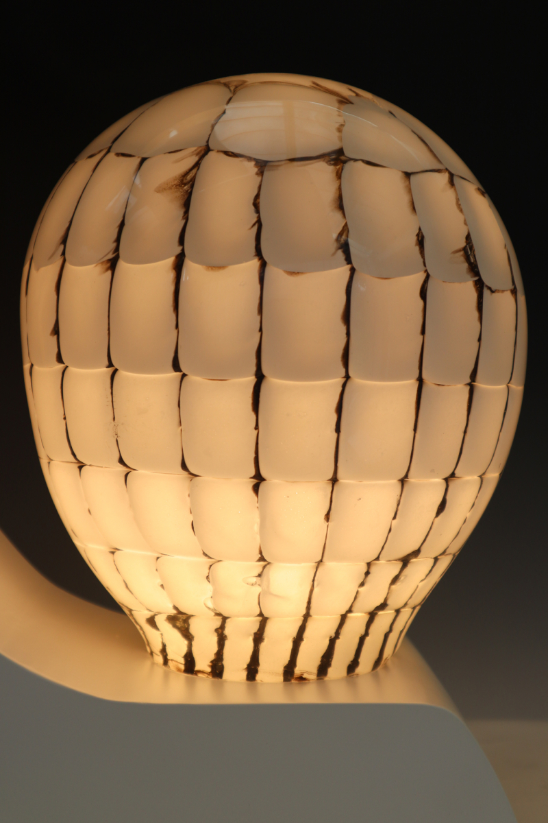 04c Doppel-Wabenlampe beleuchtet, Detail, 2021, Glas und Holz, Ofenglas, 48 x 16 x 13cm