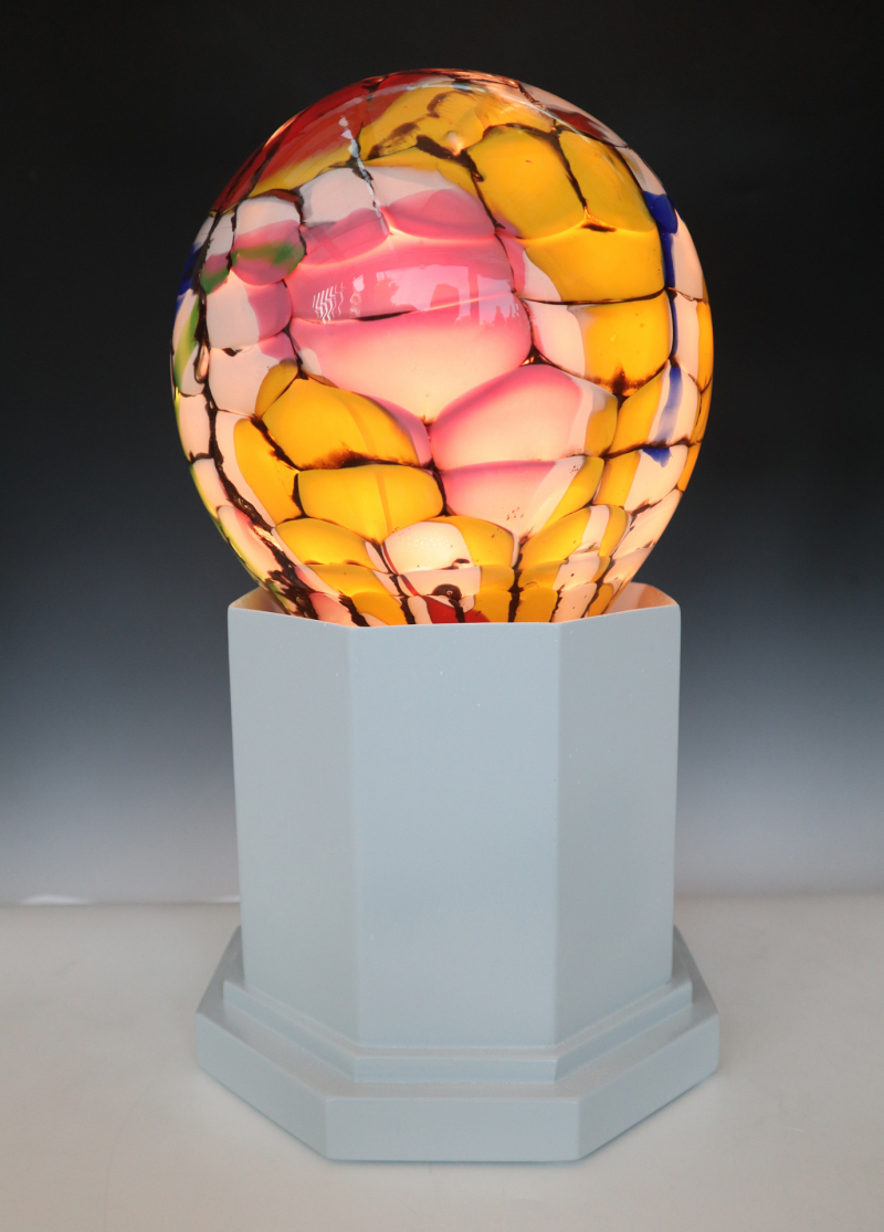 07b Wabenlampe, beleuchtet, 2021, Glas und Holz, Ofenglas, 40 x 20 x 20cm,