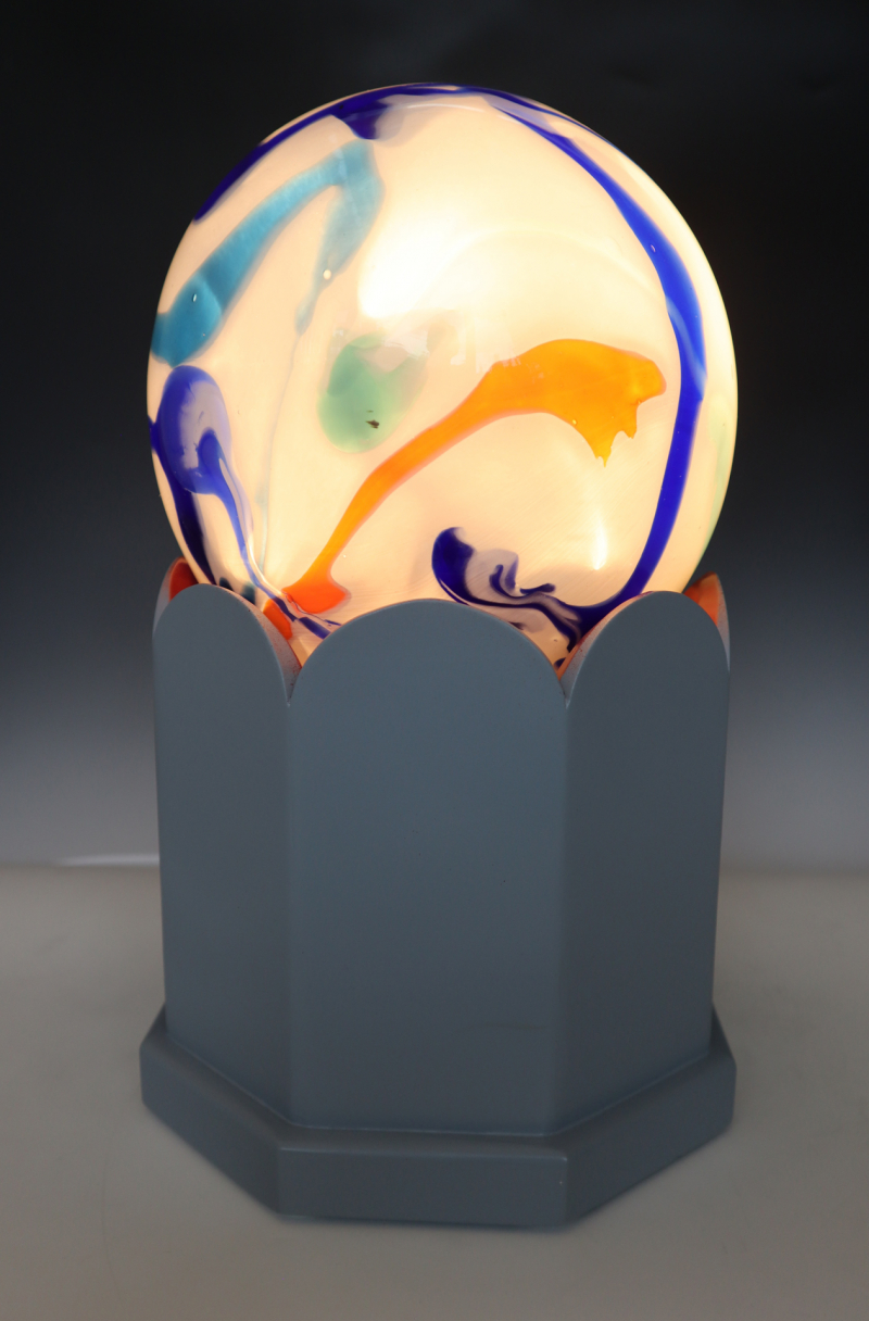 09a Wabenlampe, beleuchtet, 2021, Glas und Holz, Ofenglas, 32 x 18 x 18cm