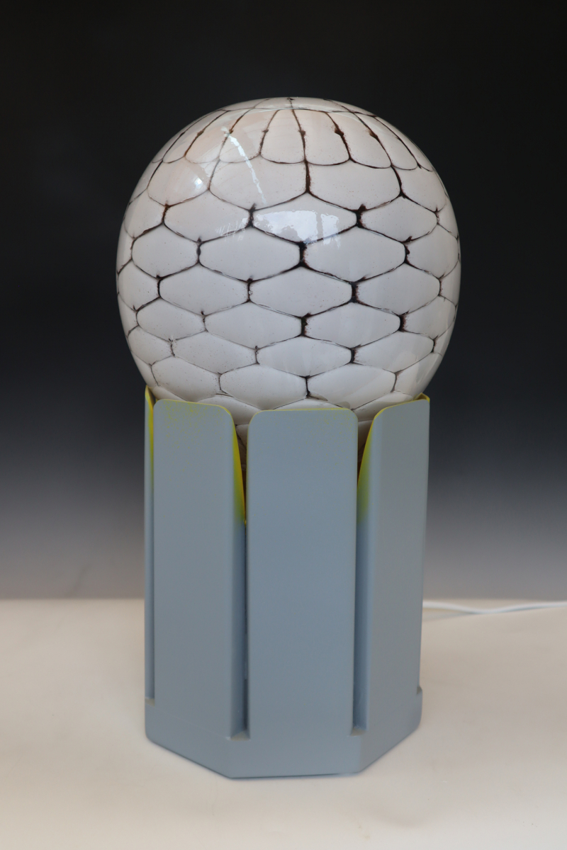 A 04 Wabenlampe, 2023, Glas, Holz, 39 x 20 x 20cm