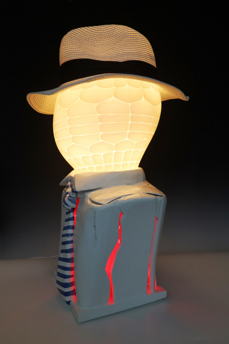 02 Wabenlampe mit Hut, Seitenansicht, 2021, Glas, Holz, Stoff, LED, 55 x 28 x 28cm,.JPG