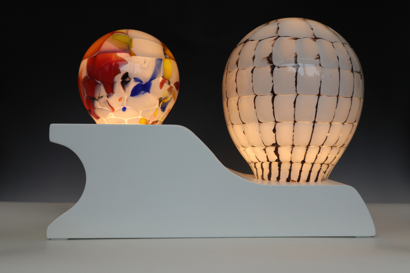 04b Doppel-Wabenlampe, beleuchtet, 2021, Glas und Holz, Ofenglas, 48 x 16 x 13cm