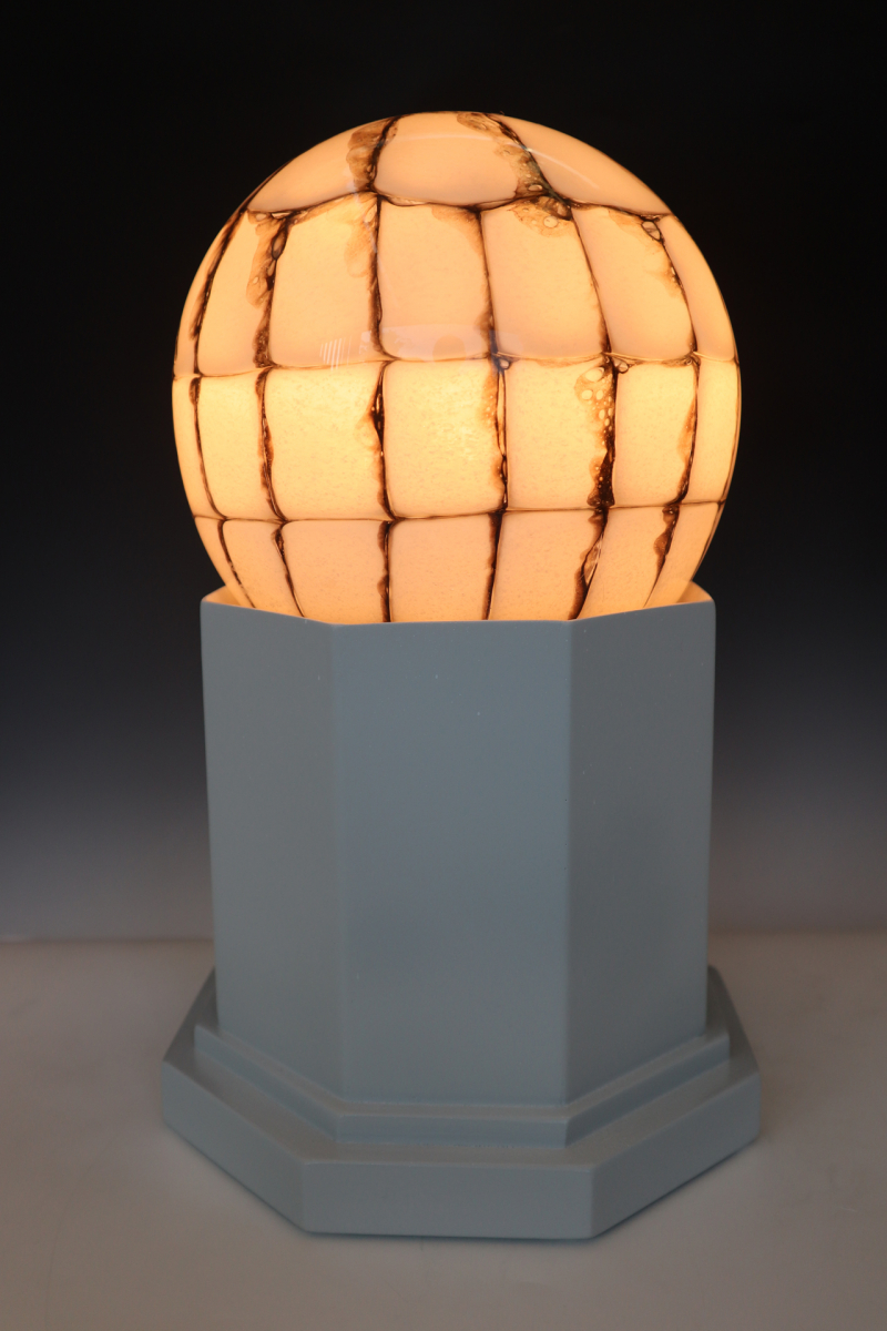 07a Wabenlampe, beleuchtet, 2021, Glas und Holz, Ofenglas, 40 x 20 x 20cm,